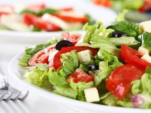 green-salad-with-white-cheese