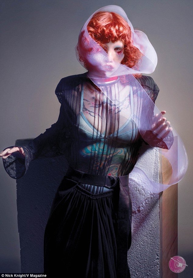 3E1E1DEB00000578-4298886-Two_mediums_The_photographer_discovered_her_on_Instagram_and_liv-a-9_1489157705687